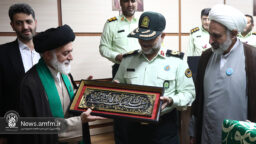 تجلیل خادمان حرم بانوی کرامت از فرمانده انتظامی استان قم