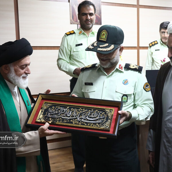 تجلیل خادمان حرم بانوی کرامت از فرمانده انتظامی استان قم