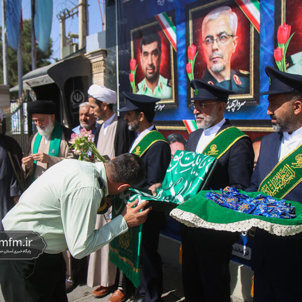 نیروهای فرماندهی انتظامی معصومیه توسط خادمان حرم بانوی کرامت تکریم شدند