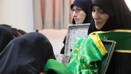 دل‌ ۱۱ هزار دختر و بانوی قمی با پرچم حضرت معصومه(س) روانه حرم شد