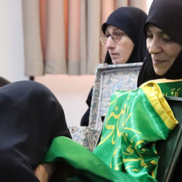 دل‌ ۱۱ هزار دختر و بانوی قمی با پرچم حضرت معصومه(س) روانه حرم شد