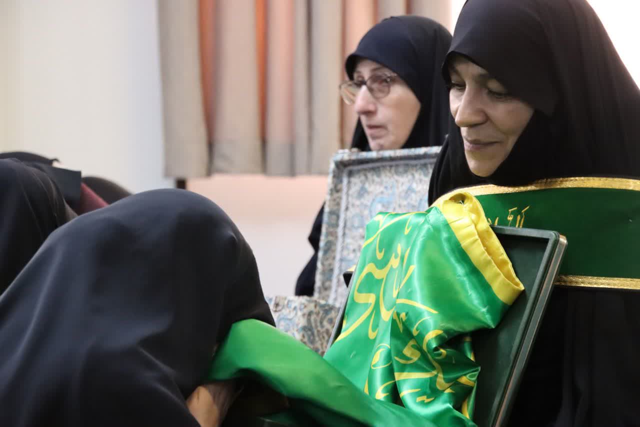 دل‌ ۱۱ هزار دختر و بانوی قمی با پرچم حضرت معصومه(س) روانه حرم شد