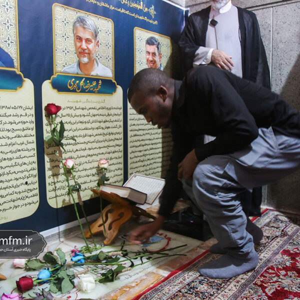 ادای احترام طلاب غیرایرانی به شهدای مدفون در حرم بانوی کرامت
