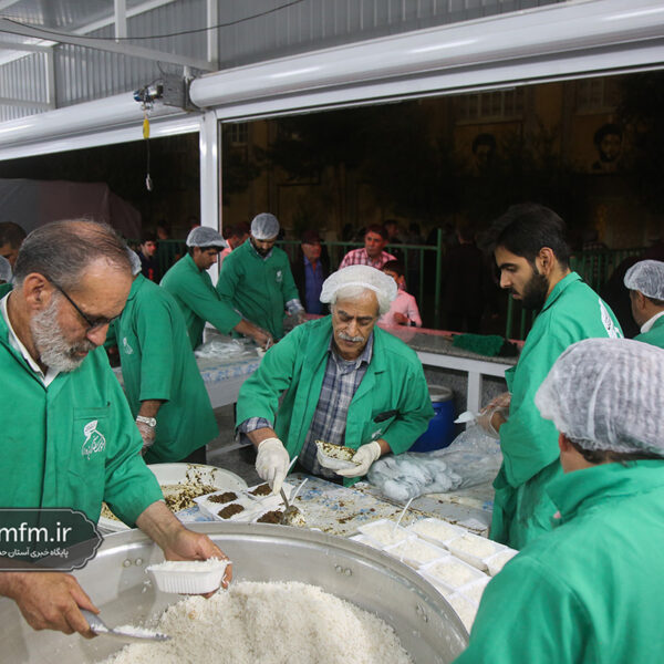 پذیرایی از زائران حرم کریمه اهل بیت(س) در شب میلاد عقیله بنی‌هاشم