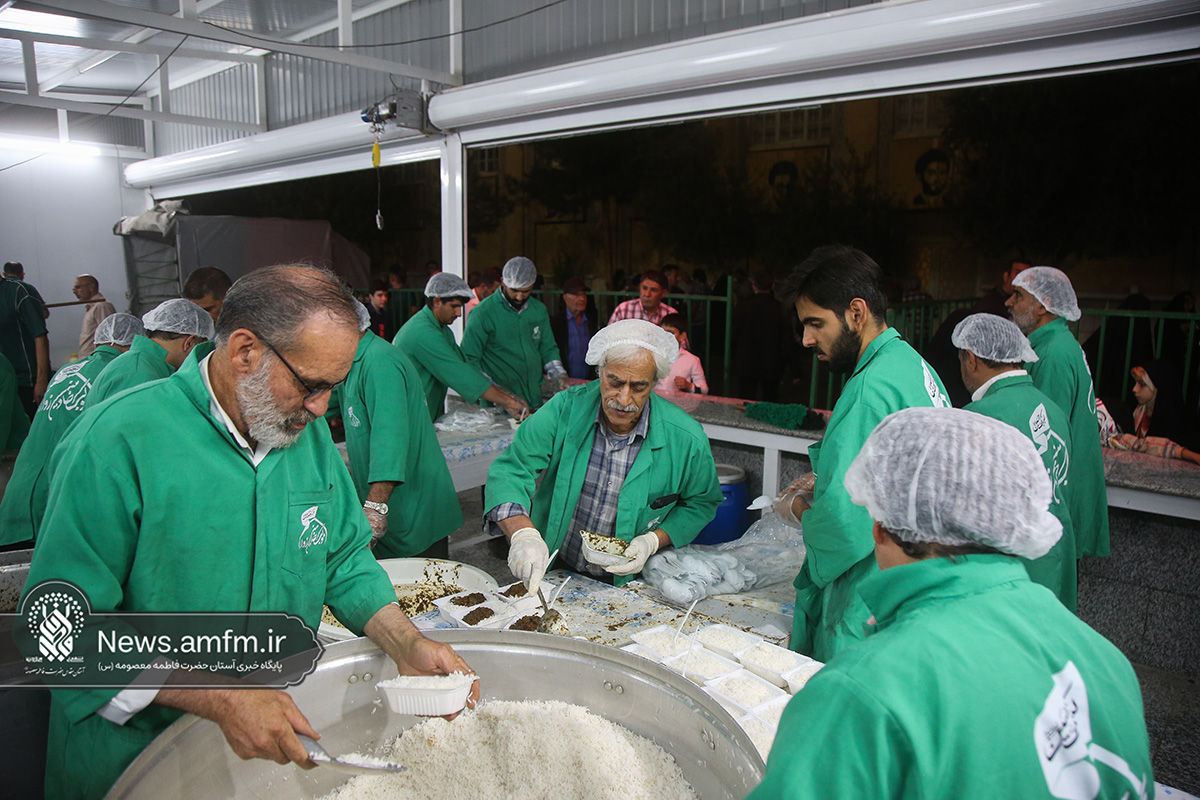 پذیرایی از زائران حرم کریمه اهل بیت(س) در شب میلاد عقیله بنی‌هاشم