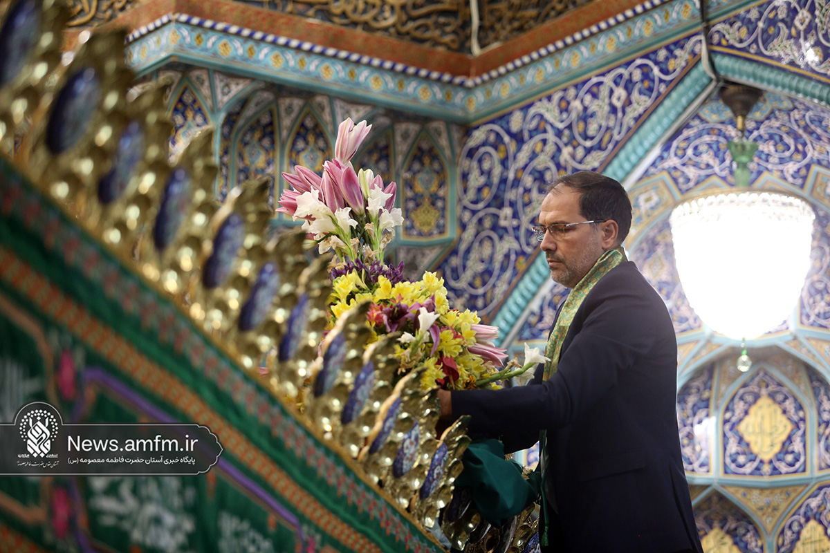 گل آرایی ضریح مطهر بانوی کرامت در روز میلاد حضرت زینب (س)