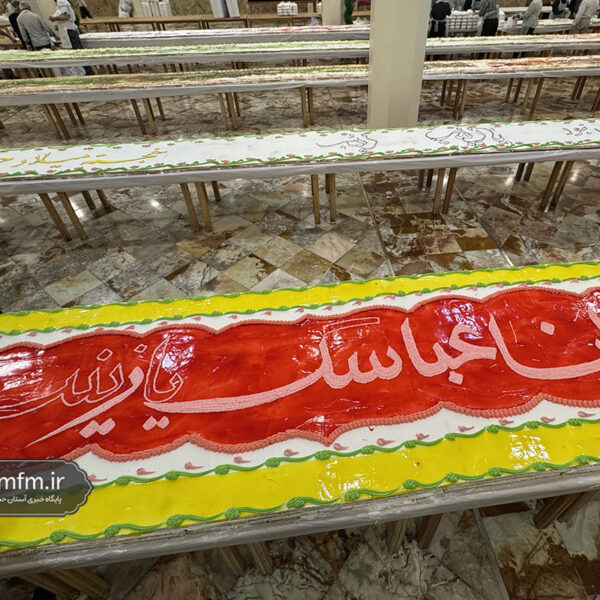 کیک میلاد حضرت زینب(س) در میان ۲۵ هزار زائر و مجاور توزیع شد