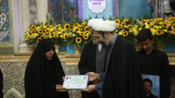 اعطای نمادین مدرک کارشناسی ارشد شهید جنگ تحمیلی ۱۲ روزه به خانواده وی