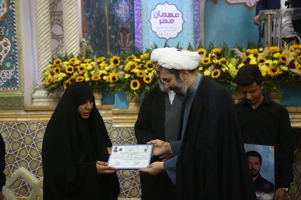 اعطای نمادین مدرک کارشناسی ارشد شهید جنگ تحمیلی ۱۲ روزه به خانواده وی