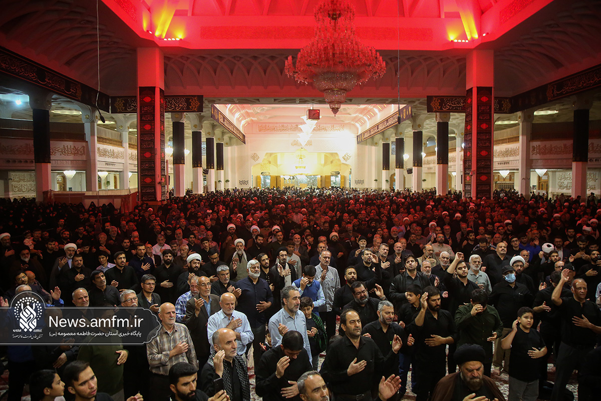 عزاداری زائران حرم بانوی کرامت در سوگ مادر سادات