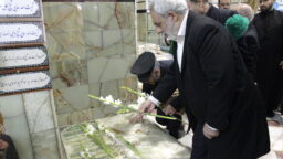 غبارروبی مزار علامه طباطبایی توسط خادمان حرم بانوی کرامت