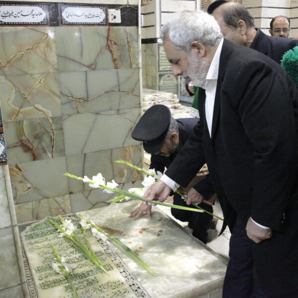 غبارروبی مزار علامه طباطبایی توسط خادمان حرم بانوی کرامت