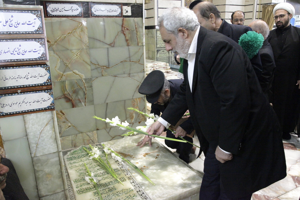 غبارروبی مزار علامه طباطبایی توسط خادمان حرم بانوی کرامت