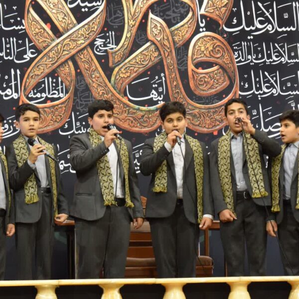 تلاوت و جمع‌خوانی قاریان نوجوان عراقی در حرم بانوی کرامت