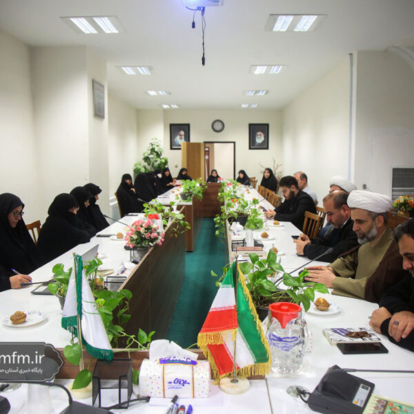 نشست نقد و بررسی کتاب «شبیه مریم» در کتابخانه آستان مقدس حضرت فاطمه معصومه(س) برگزار شد