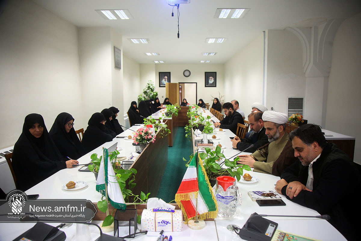 نشست نقد و بررسی کتاب «شبیه مریم» در کتابخانه آستان مقدس حضرت فاطمه معصومه(س) برگزار شد نشست نقد و بررسی کتاب «شبیه مریم» در کتابخانه آستان مقدس حضرت فاطمه معصومه(س) برگزار شد