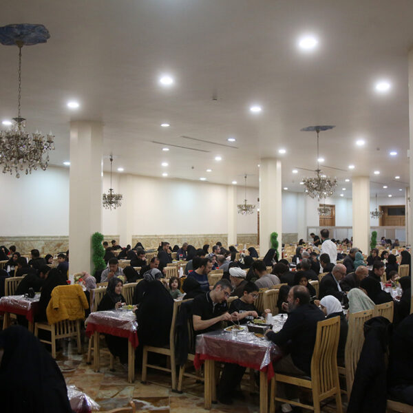 توزیع بیش از چهل هزار وعده غذای گرم بین زائران حرم بانوی کرامت در ایام فاطمیه