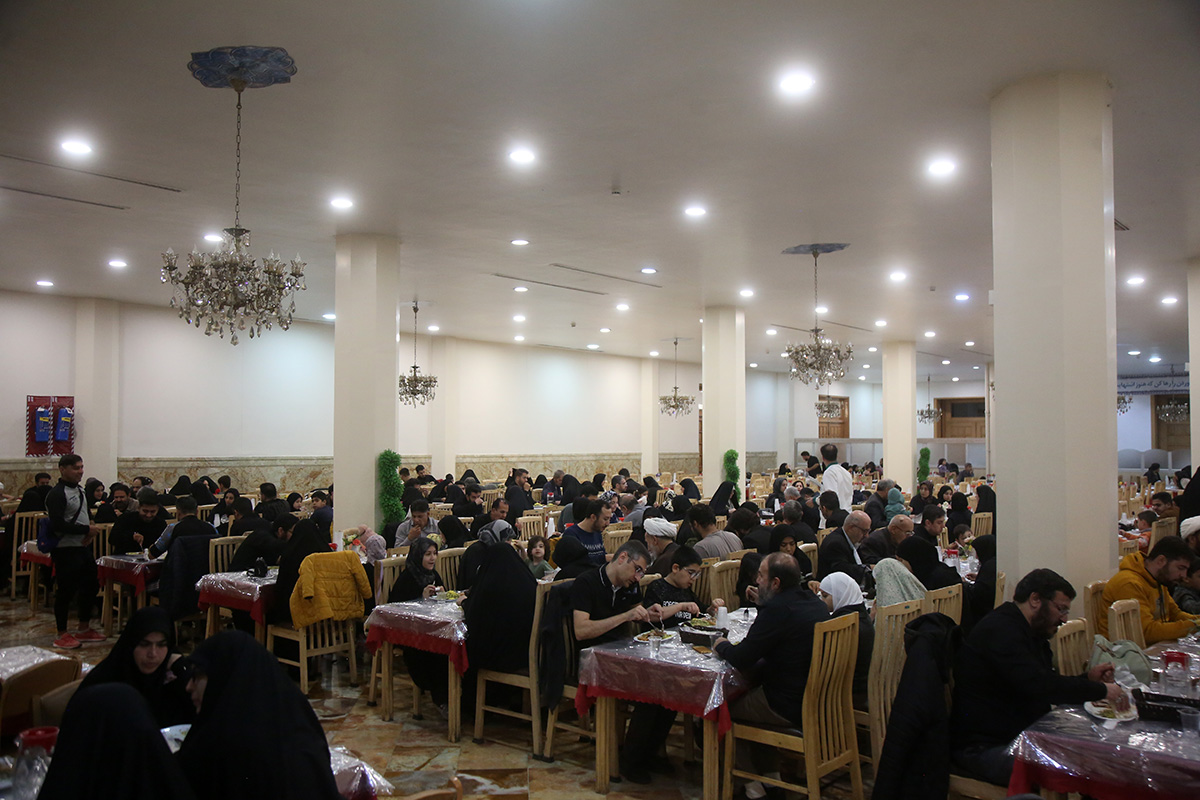 توزیع بیش از چهل هزار وعده غذای گرم بین زائران حرم بانوی کرامت در ایام فاطمیه توزیع بیش از چهل هزار وعده غذای گرم بین زائران حرم بانوی کرامت در ایام فاطمیه