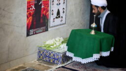 غبارروبی مزار مادر ۴ شهید در حرم مطهر حضرت فاطمه معصومه(س)