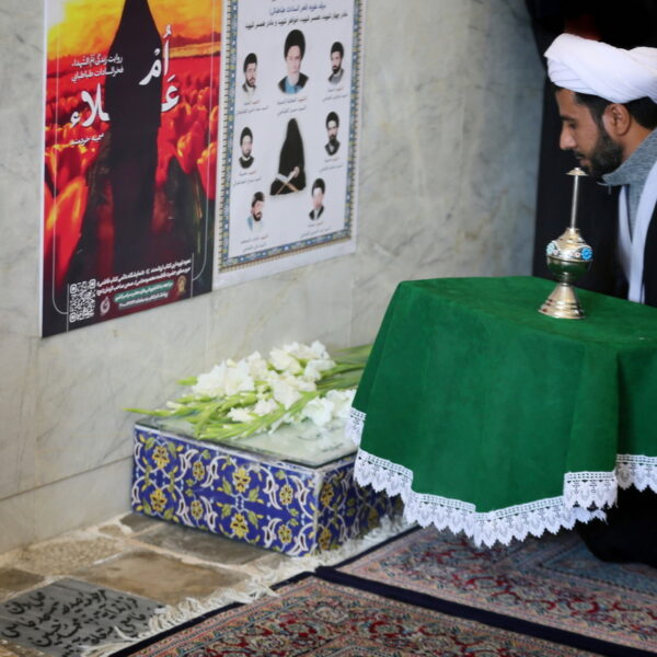 غبارروبی مزار مادر ۴ شهید در حرم مطهر حضرت فاطمه معصومه(س)