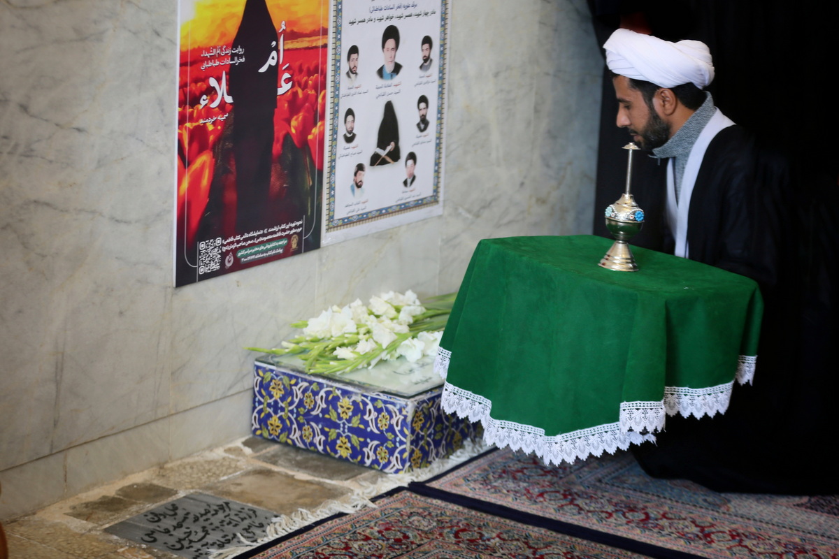 غبارروبی مزار مادر ۴ شهید در حرم مطهر حضرت فاطمه معصومه(س)