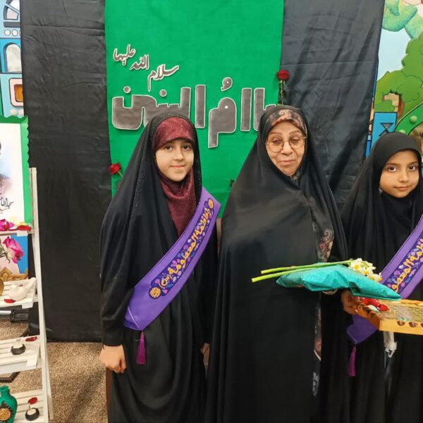 تجلیل کودکان از مادر شهید در هیئت «زیر گنبد طلا»