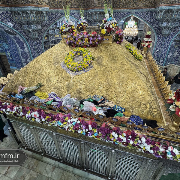 گل‌آرایی ضریح مطهر بانوی کرامت در آستانه میلاد حضرت فاطمه زهرا(س)