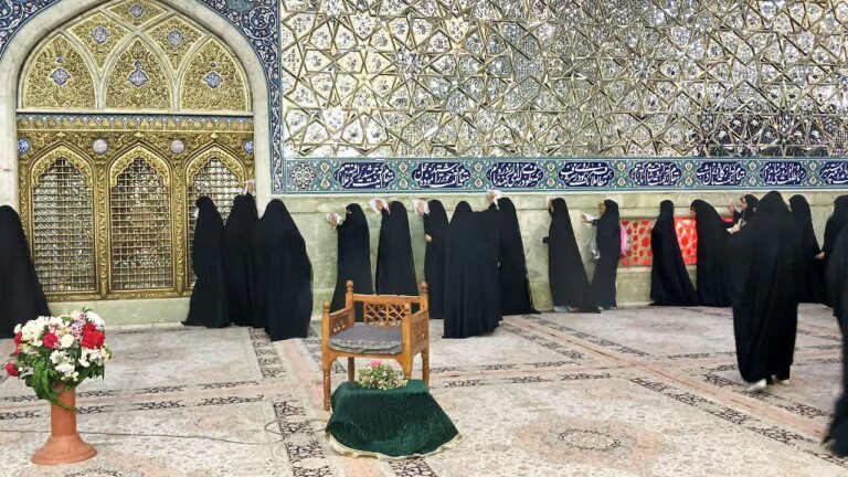 غبارروبی ضریح مطهر حرم بانوی کرامت توسط جمعی از طلاب بین المللی