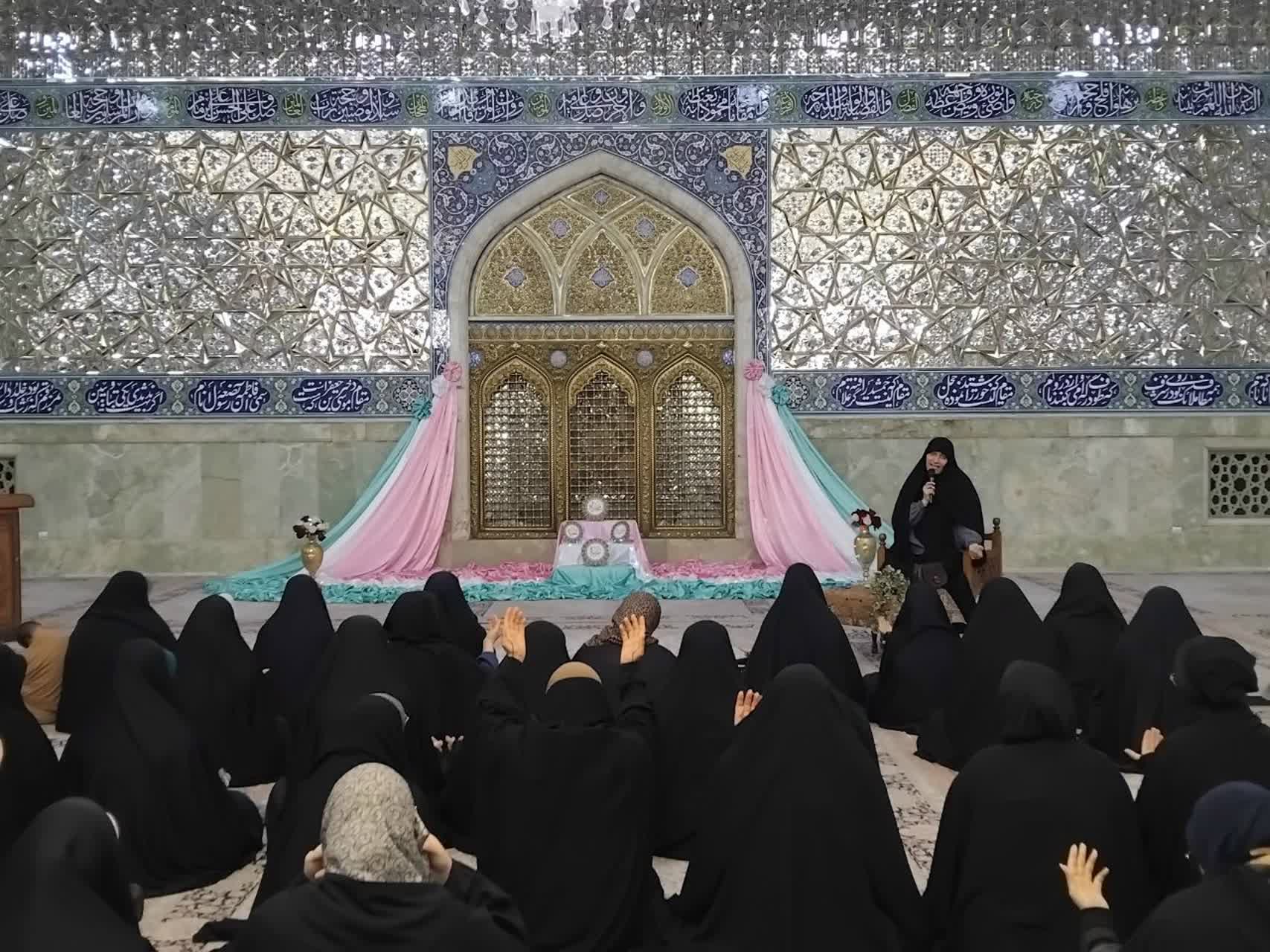 جشن دخترانه ولادت حضرت زهرا(س) در حرم بانوی کرامت جشن دخترانه ولادت حضرت زهرا(س) در حرم بانوی کرامت