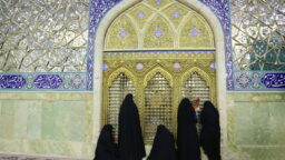 غبارروبی ضریح مطهر حرم بانوی کرامت توسط جمعی از خیاط‌های قم