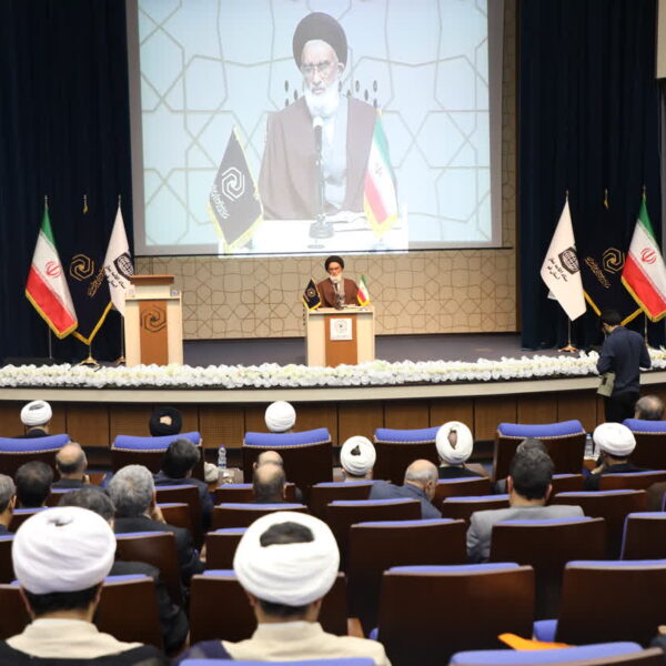 توجه به نماز روابط انسان با خود و دیگران را اصلاح می‌کند