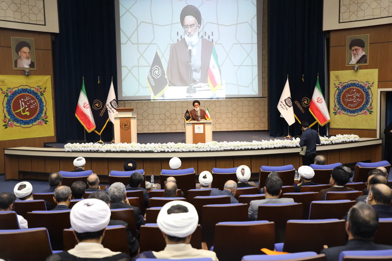 توجه به نماز روابط انسان با خود و دیگران را اصلاح میکند توجه به نماز روابط انسان با خود و دیگران را اصلاح میکند