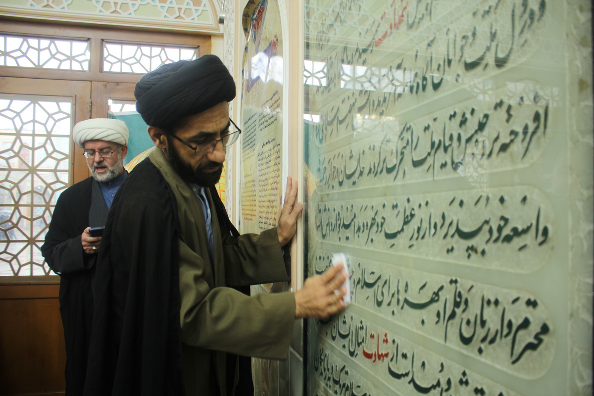 غبارروبی مزار شهید مفتح با حضور طلاب و دانشجویان