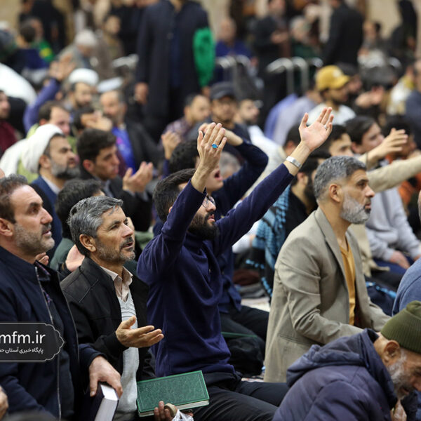 دست‌های رو به آسمان زائران حرم بانوی کرامت در شب آرزوها