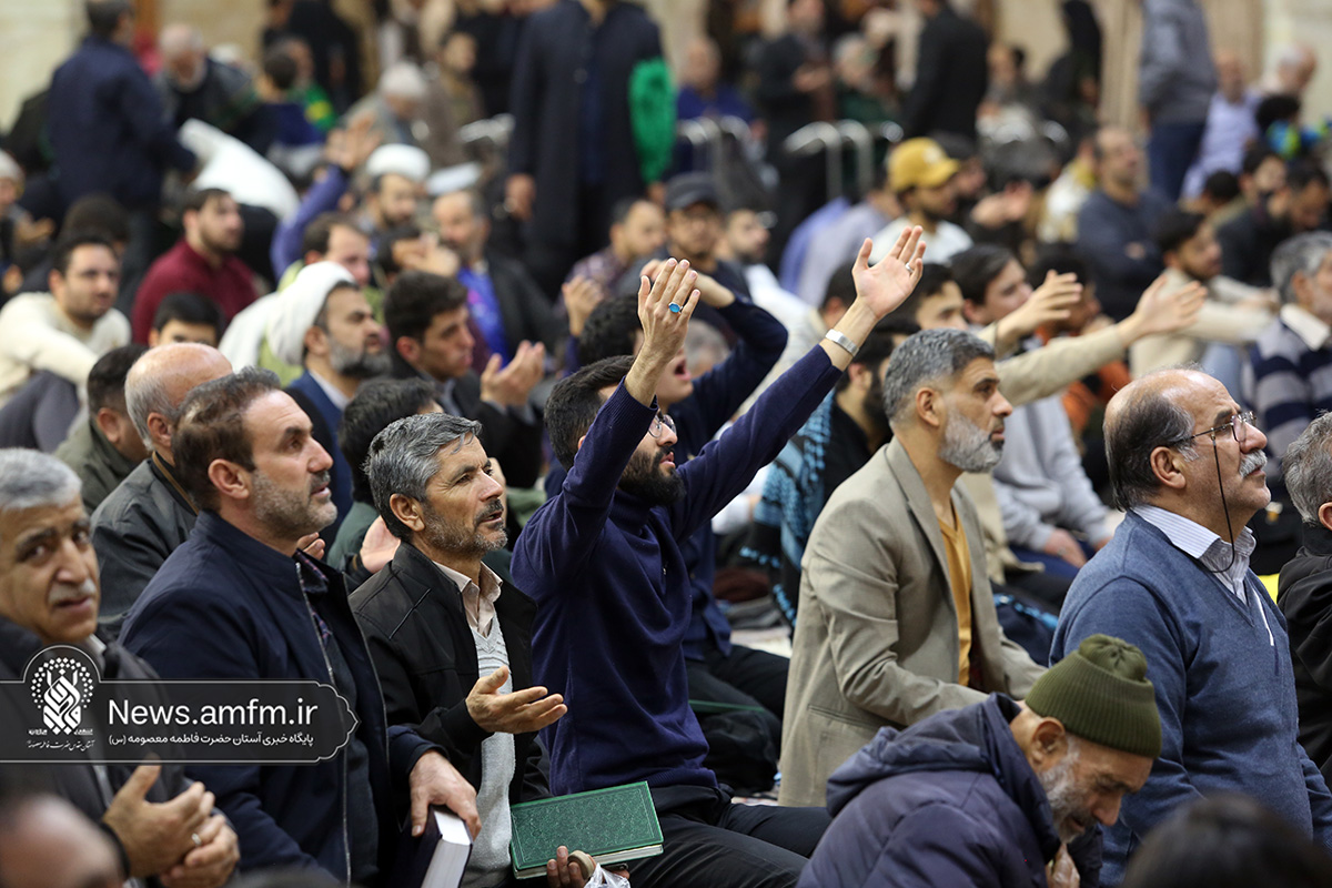 دست‌های رو به آسمان زائران حرم بانوی کرامت در شب آرزوها