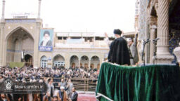 تصاویر دیده نشده از حضور رهبر انقلاب در حرم حضرت معصومه(س) در روز پدر سال ۷۴