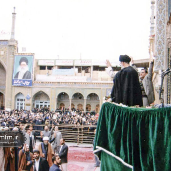 تصاویر دیده نشده از حضور رهبر انقلاب در حرم حضرت معصومه(س) در روز پدر سال ۷۴