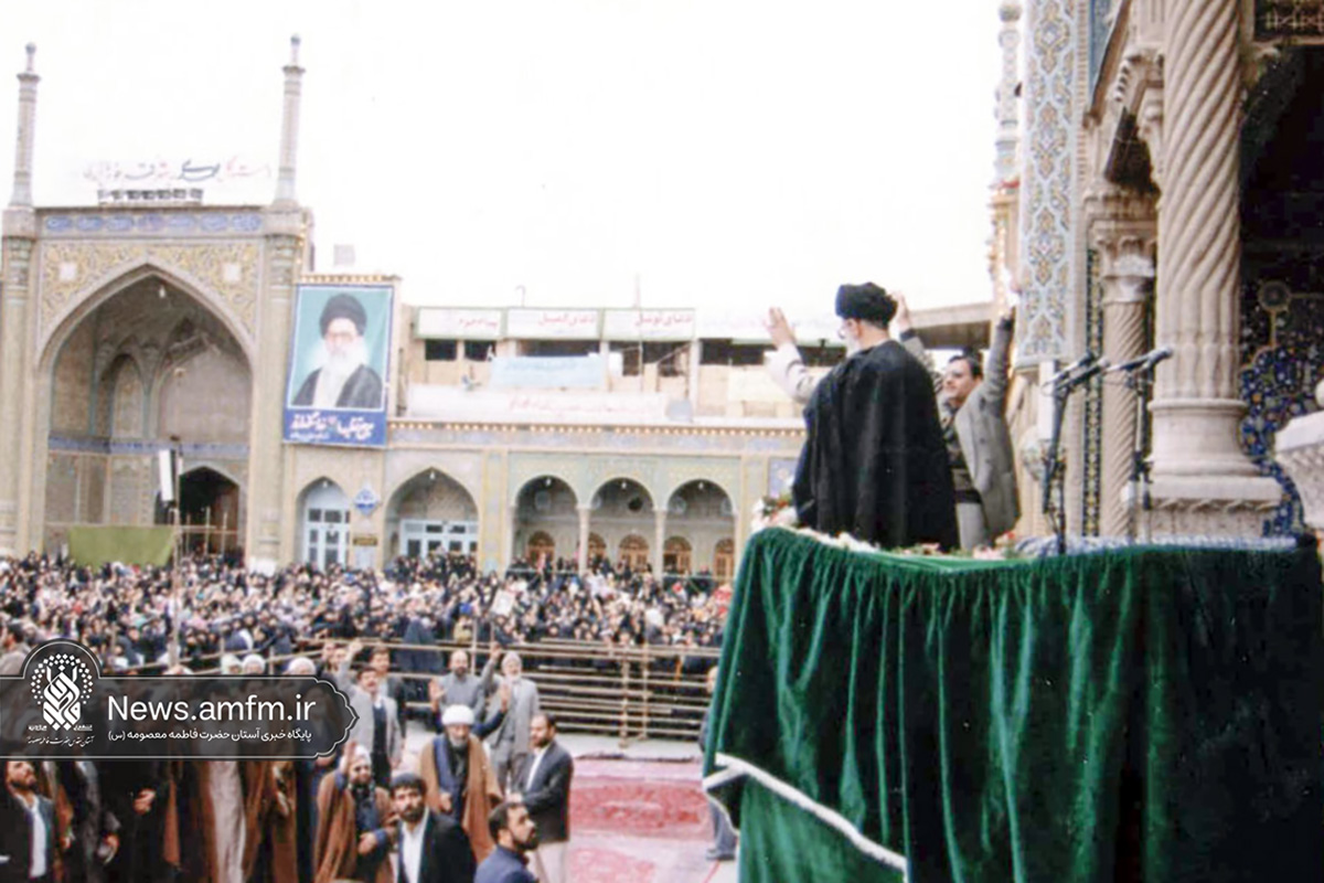 تصاویر دیده نشده از حضور رهبر انقلاب در حرم حضرت معصومه(س) در روز پدر سال ۷۴