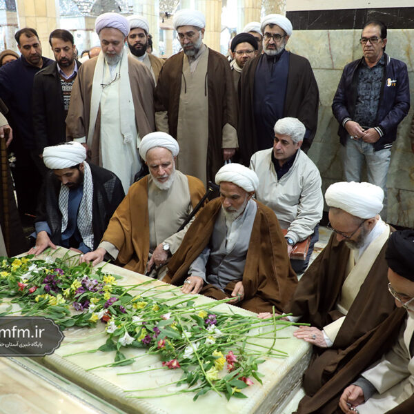 غبارروبی مزار آیت‌الله مصباح یزدی در حرم حضرت معصومه(س)