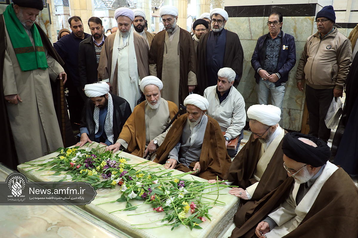 غبارروبی مزار آیت‌الله مصباح یزدی در حرم حضرت معصومه(س)
