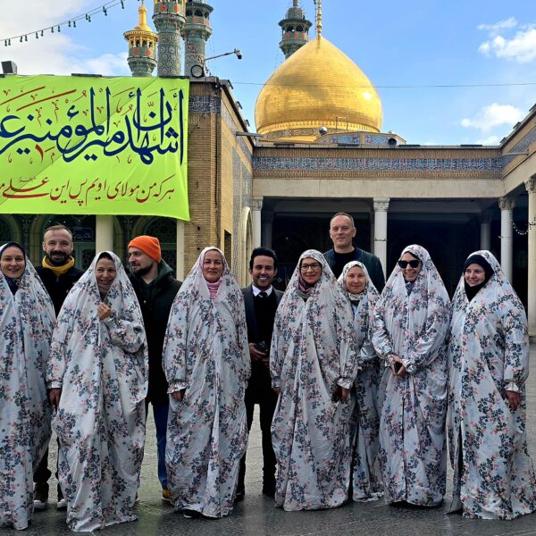 حضور ۱۷ گروه گردشگری خارجی در حرم بانوی کرامت در ایام میلاد امیرالمؤمنین(ع)+ تصاویر