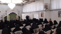 حضور بیش از ۵۰۰ بانوی قمی در کارگاه های تربیت فرزند حرم مطهر