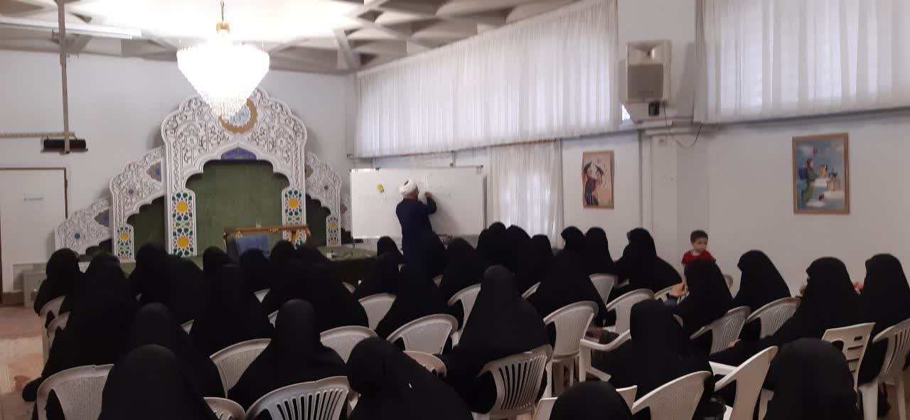 حضور بیش از ۵۰۰ بانوی قمی در کارگاه های تربیت فرزند حرم مطهر حضور بیش از ۵۰۰ بانوی قمی در کارگاه های تربیت فرزند حرم مطهر