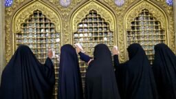 حضور بانوان تازه مسلمان شده ۱۱ کشور در مراسم غبار‌روبی حرم بانوی کرامت + تصاویر