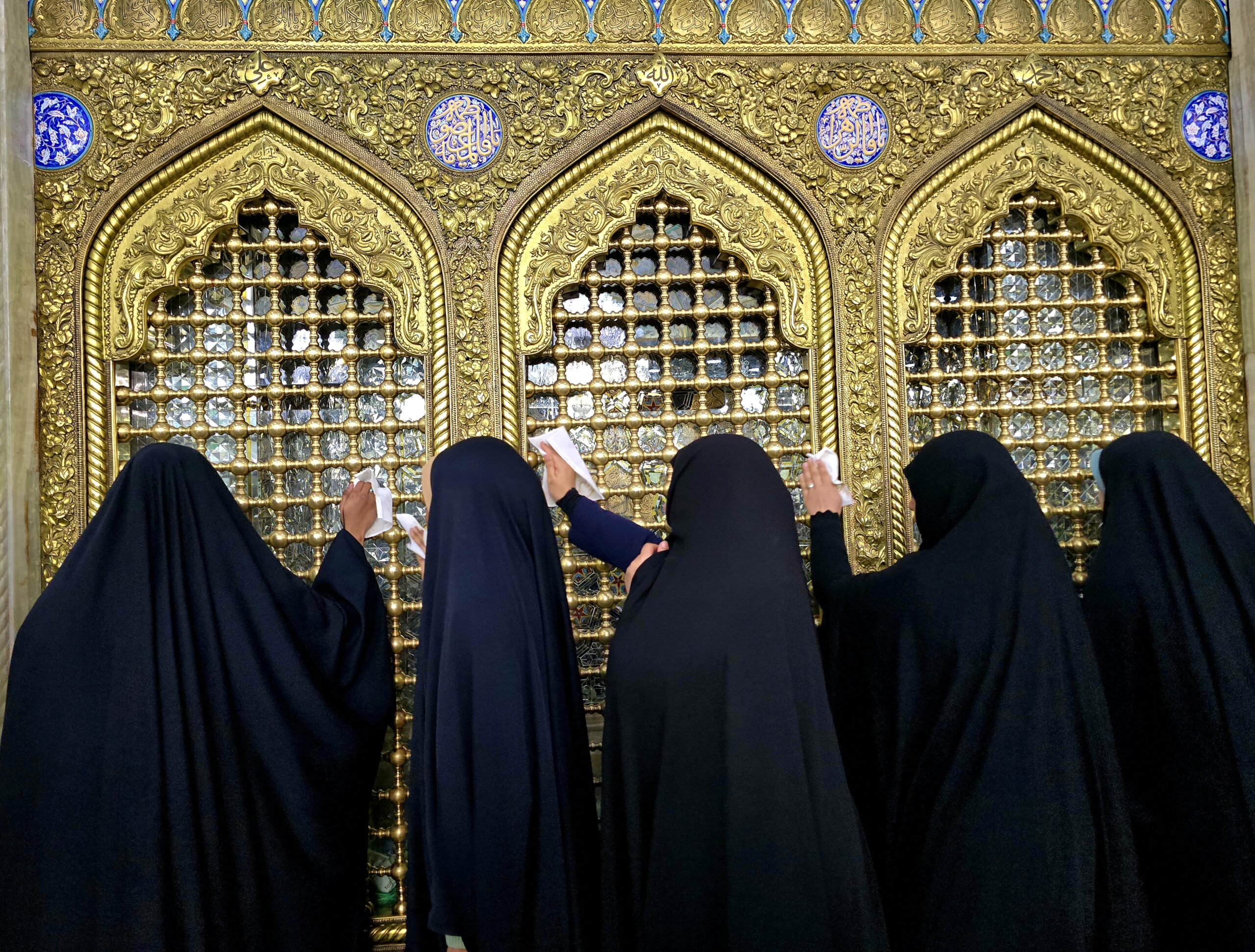 حضور بانوان تازه مسلمان شده ۱۱ کشور در مراسم غبار‌روبی حرم بانوی کرامت + تصاویر