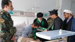 عیادت خادمان حرم بانوی کرامت از مجروحان حوادث تروریستی اخیر قم