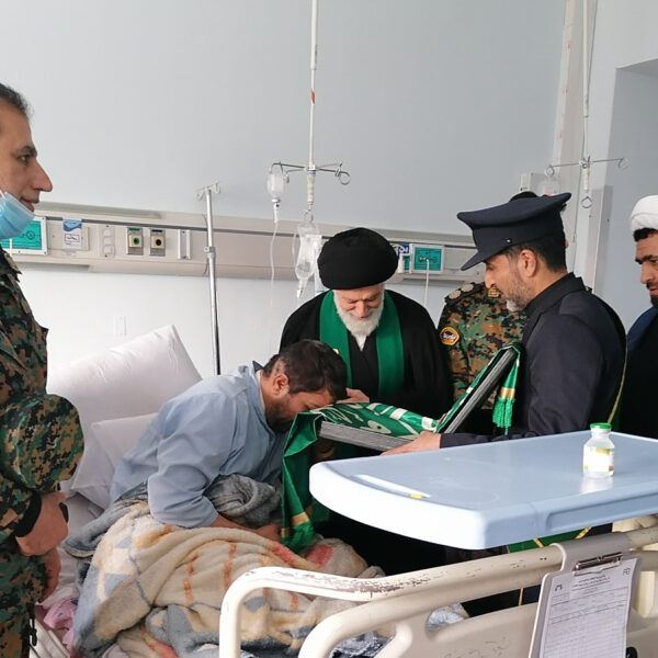 عیادت خادمان حرم بانوی کرامت از مجروحان حوادث تروریستی اخیر قم