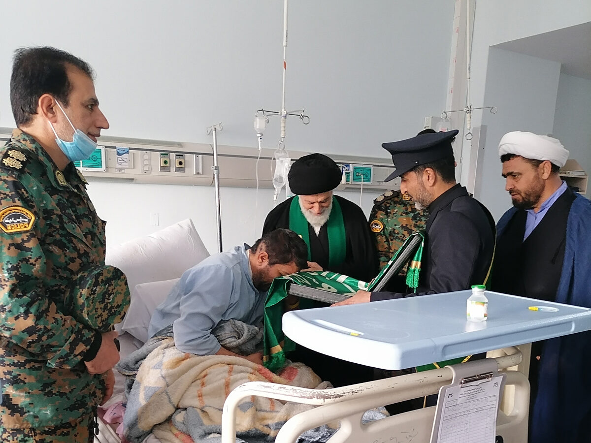 عیادت خادمان حرم بانوی کرامت از مجروحان حوادث تروریستی اخیر قم