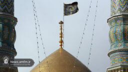 تعویض پرچم گنبد حضرت معصومه سلام‌الله‌علیها در آستانه شهادت امام موسی بن جعفر (ع)