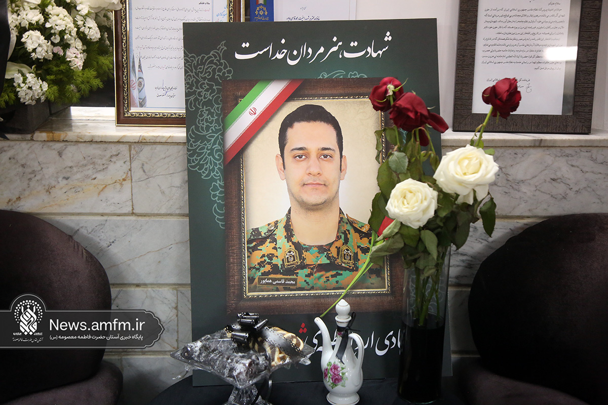 ادای احترام خادمان حرم بانوی کرامت به مقام شهید مدافع امنیت قم ادای احترام خادمان حرم بانوی کرامت به مقام شهید مدافع امنیت قم